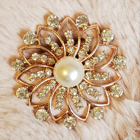 Rose Gold Crystal Pearl Brooch Pin - Picture 2 of 4